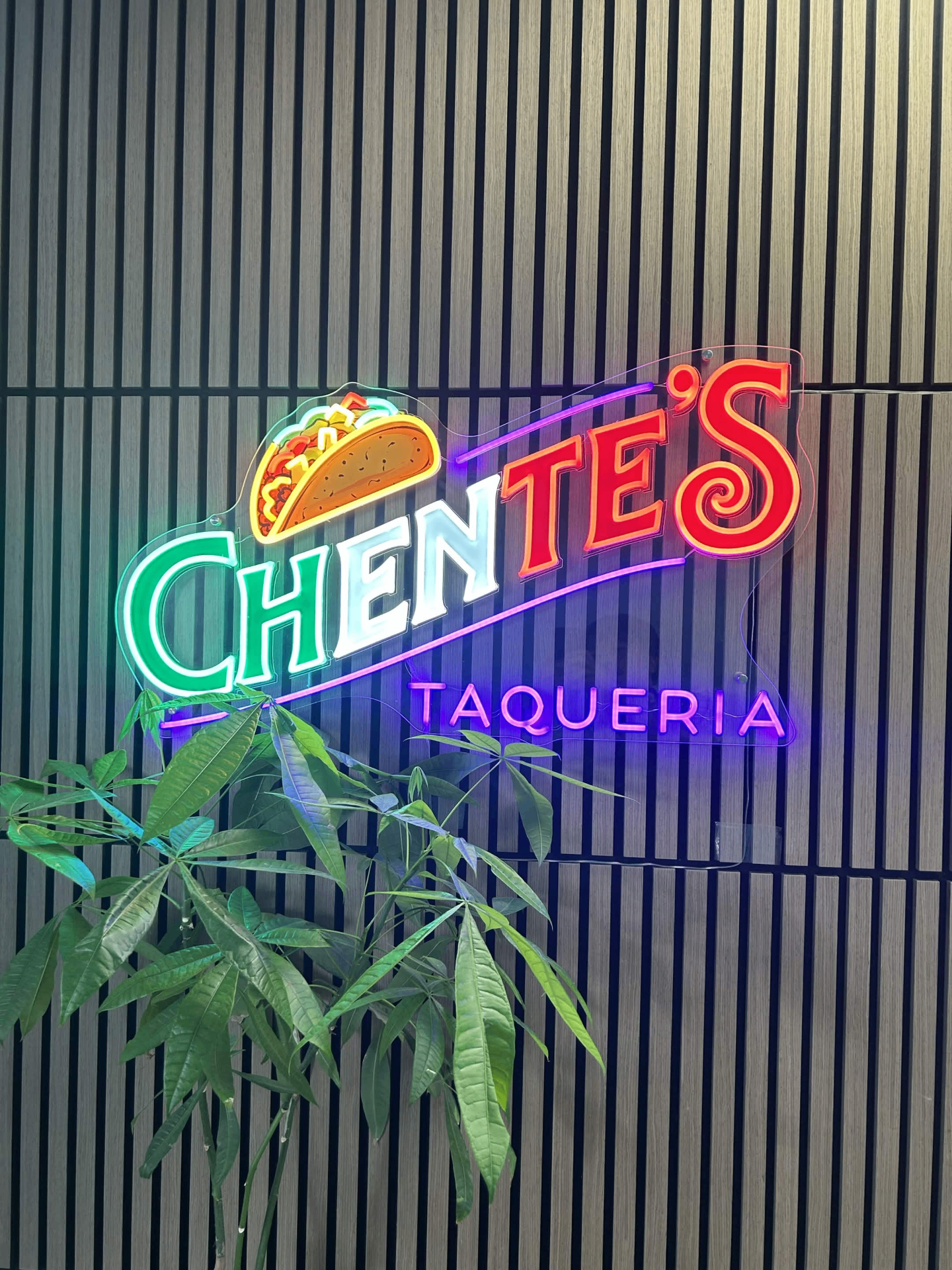 Chente's Taquería neon sign